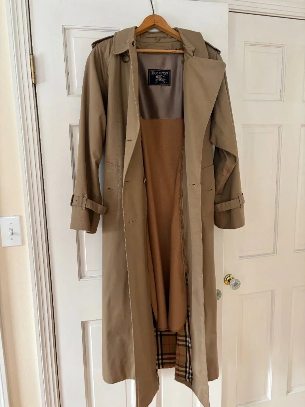 Burberry's Trench Coat with  Zip-out lining and button-on wool collar - Picture 2 of 5